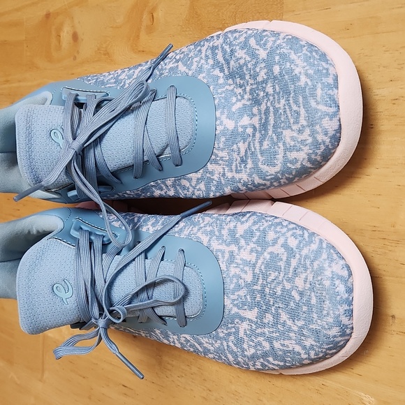 Easy Spirit x Denise Austin Flower Sneakers - Picture 2 of 9